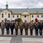 Grupa funkcjonariuszy pozuje do wspólnego zdjęcia.