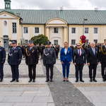 Przedstawiciele instytucji pozują do wspólnego zdjęcia.