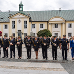 Funkcjonariusze pozują do wspólnego zdjęcia podczas uroczystości.