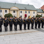 Grupa funkcjonariuszy Straży Miejskiej pozuje do wspólnego zdjęcia.