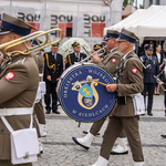 Orkiestra idzie przez Rynek Kościuszki podczas uroczystości.