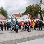 Poczty flagowe idą przez Rynek Kościuszki.