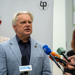 Mężczyzna udziela wywiadu.