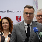 Zastępca prezydenta Rafał Rudnicki udziela wywiadu.