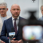 Marszałek Łukasz Prokorym udziela wywiadu.