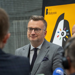 Zastępca prezydenta Rafał Rudnicki rozmawia z kilkoma osobami.