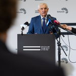 Prezydent Tadeusz Truskolaski mówi do mikrofonów podczas konferencji prasowej.
