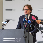 Dyrektor Muzeum Pamięci Sybiru Wojciech Śleszyński udziela wywiadu.