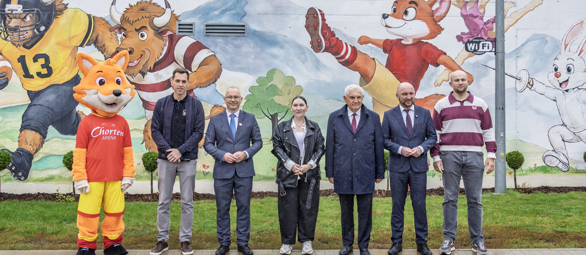 Uczestnicy konferencji prasowej pozują do wspólnego zdjęcia.