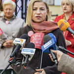Kobieta udziela wywiadu podczas konferencji prasowej.