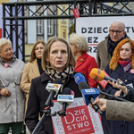 Kobieta udziela wywiadu.