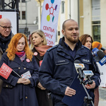 Funkcjonariusz Policji udziela wywiadu.