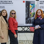 Zastępczyni prezydenta Eliza Agnieszka Cybulko pozuje do wspólnego zdjęcia z dwiema kobietami.