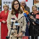 Uczestniczka konferencji prasowej udziela wywiadu.