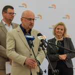 Mężczyzna mówi do mikrofonu.