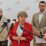Dyrektor Departamentu Edukacji udziela wywiadu podczas konferencji prasowej.