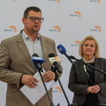 Zastępca prezydenta Tomasz Klim mówi do mikrofonów.