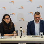 Dyrektor Departamentu Komunikacji Społecznej Urszula Boblej oraz zastępca prezydenta Tomasz Klim siedzą przy stole w trakcie konferencji prasowej.