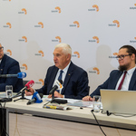 Przedstawiciele Miasta siedzą przy stole podczas konferencji prasowej.