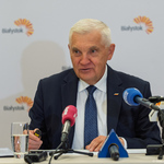 Prezydent Tadeusz Truskolaski mówi do mikrofonów podczas konferencji prasowej.