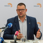 Zastępca prezydenta Tomasz Klim mówi do mikrofonów podczas konferencji prasowej.
