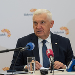 Prezydent Tadeusz Truskolaski mówi do mikrofonów podczas konferencji prasowej.