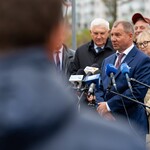 Mężczyzna udziela wywiadu podczas konferencji prasowej.