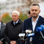 Mężczyzna udziela wywiadu.