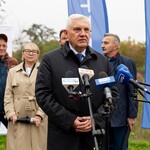Prezydent Tadeusz Truskolaski mówi do mikrofonu podczas konferencji.