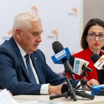 Prezydent Tadeusz Truskolaski mówi do mikrofonu podczas konferencji prasowej.