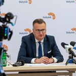 Zastępca prezydenta Rafał Rudnicki mówi do mikrofonów podczas konferencji prasowej.