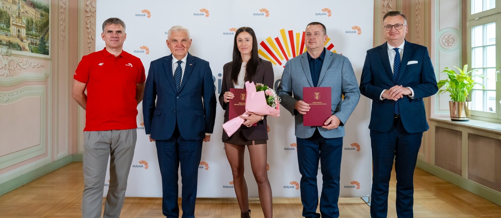 Uczestnicy spotkania pozują do pamiątkowego zdjęcia.