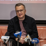 Zastępca prezydenta Rafał Rudnicki udziela wywiadu podczas konferencji prasowej.