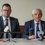 Prezydent Tadeusz Truskolaski oraz jego zastępca Tomasz Klim siedzą przy stole podczas konferencji prasowej.