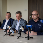 Przedstawiciele służb mundurowych siedzą przy stole podczas konferencji prasowej.