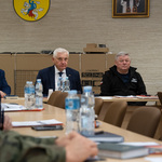 Przedstawiciele Miasta siedzą przy stole podczas spotkania.