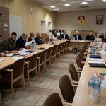 Uczestnicy spotkania siedzą przy stołach.