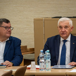 Prezydent Tadeusz Truskolaski oraz jego zastępca siedzą przy stole podczas zebrania.