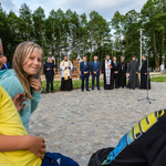 Zaproszeni goście stoją podczas uroczystości