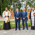 Prezydent Taduesz Truskolaski i duchowni stoją na urczystościach