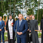 Prezydent Taduesz Truskolaski i duchowni stoją na urczystościach