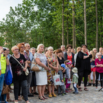 Grupa białostoczan stoi na uroczystościach