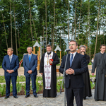Zaproszeni goście stoją na urczystościach