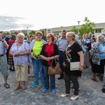 Grupa mieszkańców bierze udział w uroczystościach