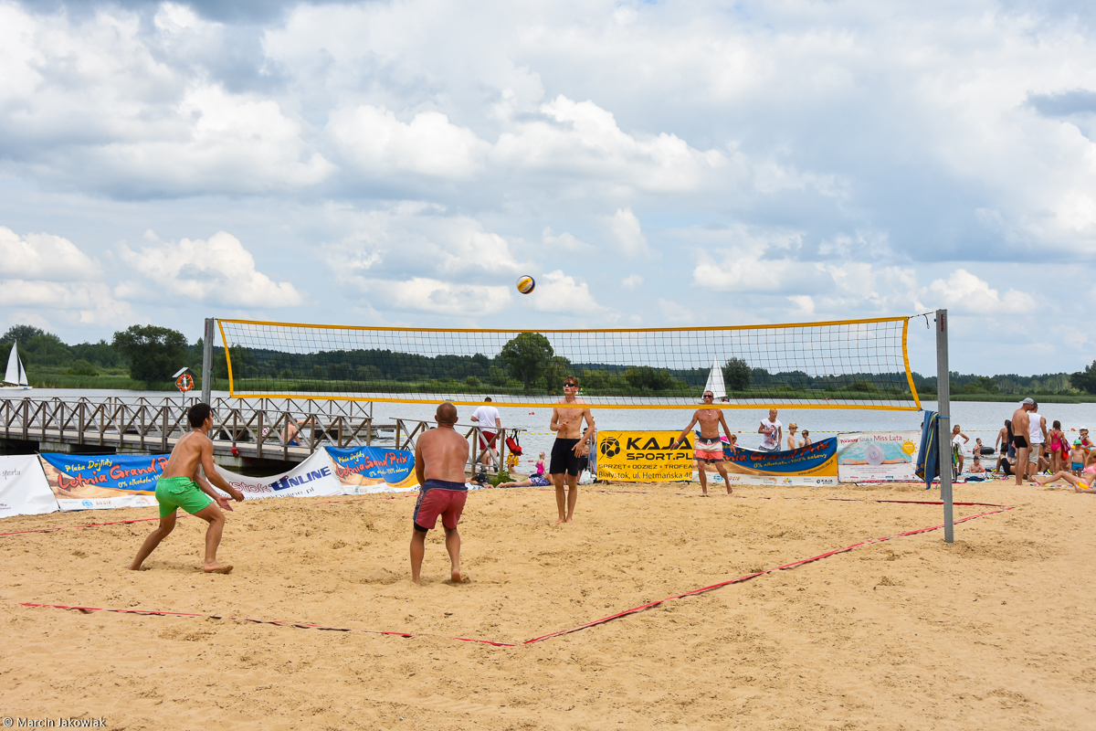 Osoby grają w piłkę ręczną na plaży