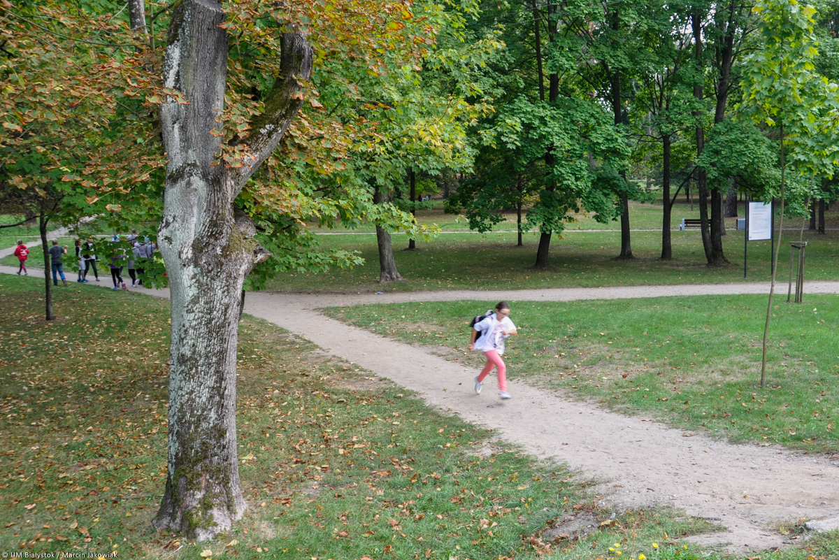 Osoba biegnąca w parku