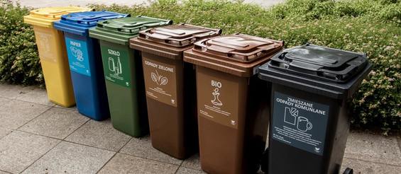 Różnego koloru pojemniki na odpady komunalne