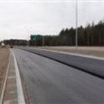 Kwiecień 2013 - robotnicy kładą warstwę nawierzchni na drodze
