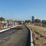 Widok na plac budowy i powstałe utrudnienie na drodze dla kierowców 