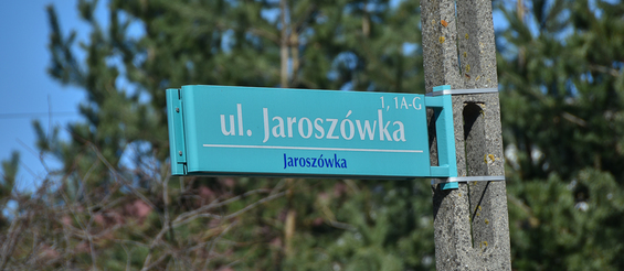Tablica z nazwą ulicy Jaroszówka